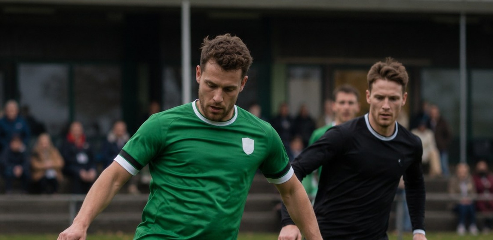Wedstrijdactie met de hoofden en gezichten van de spelers zichtbaar